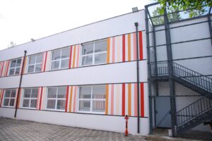 U dëmtua nga tërmeti, Ristani inspekton shkollën e rikosntruktuar “Mersin Duqi” në Bërzhitë: Gati të rihapë dyert në shtator, një hapësire moderne dhe me standarde