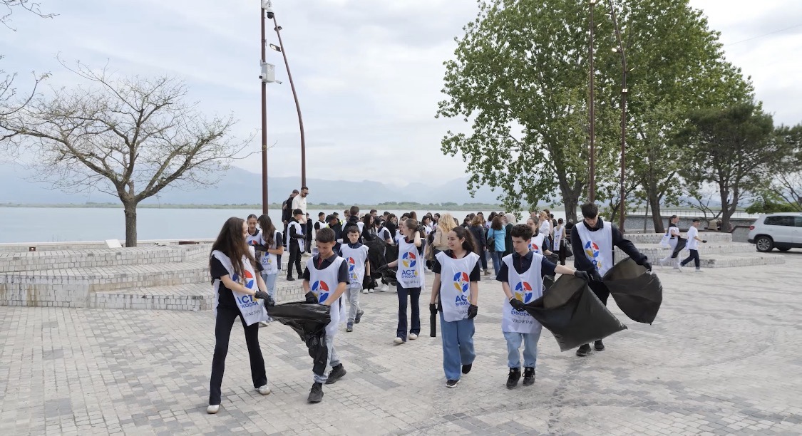 Të rinjtë shkodranë, aksion pastrimi në pikën turistike të Shirokës