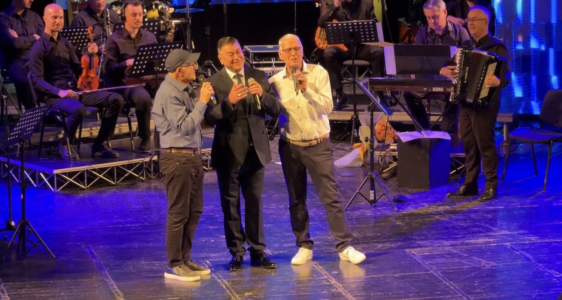 “Një jetë me këngë”, Hajro Pepaj emocionon publikun në recitalin e tretë në Teatrin “Migjeni”