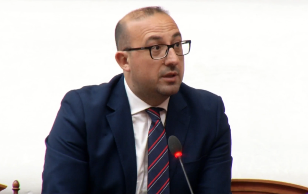 “Ne fshatarëve s’na vjen radha”, Korreshi kërkon interpelancë me ministren e Shëndetësisë: Situata në spitalin e Lushnjes nuk pret